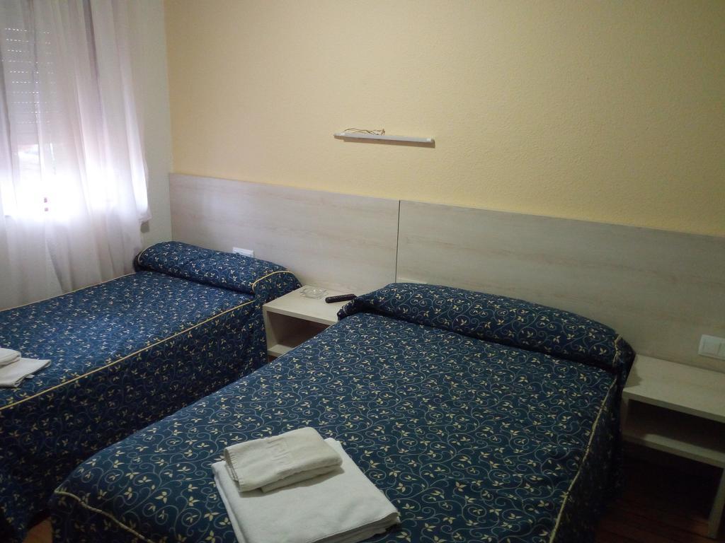 Pension La Principal Торрелавега Экстерьер фото